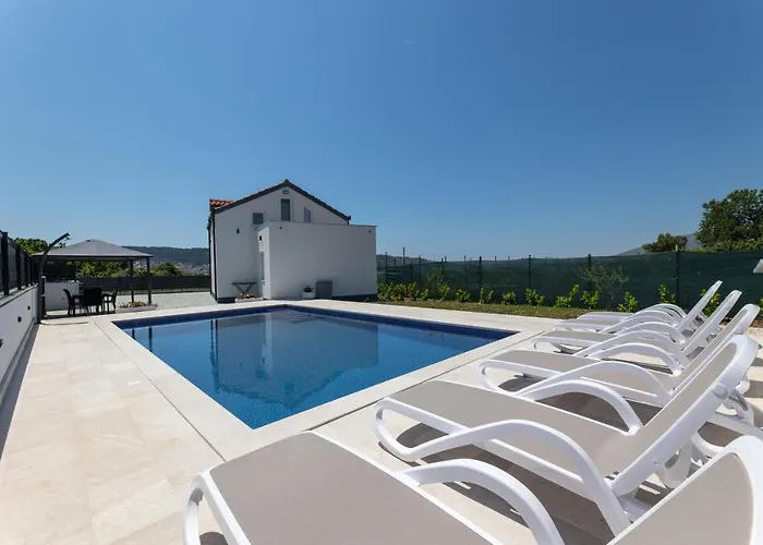 فيلة Ana تروغير